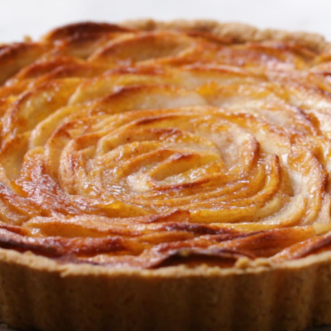 Apple tart with concentric golden apple slices